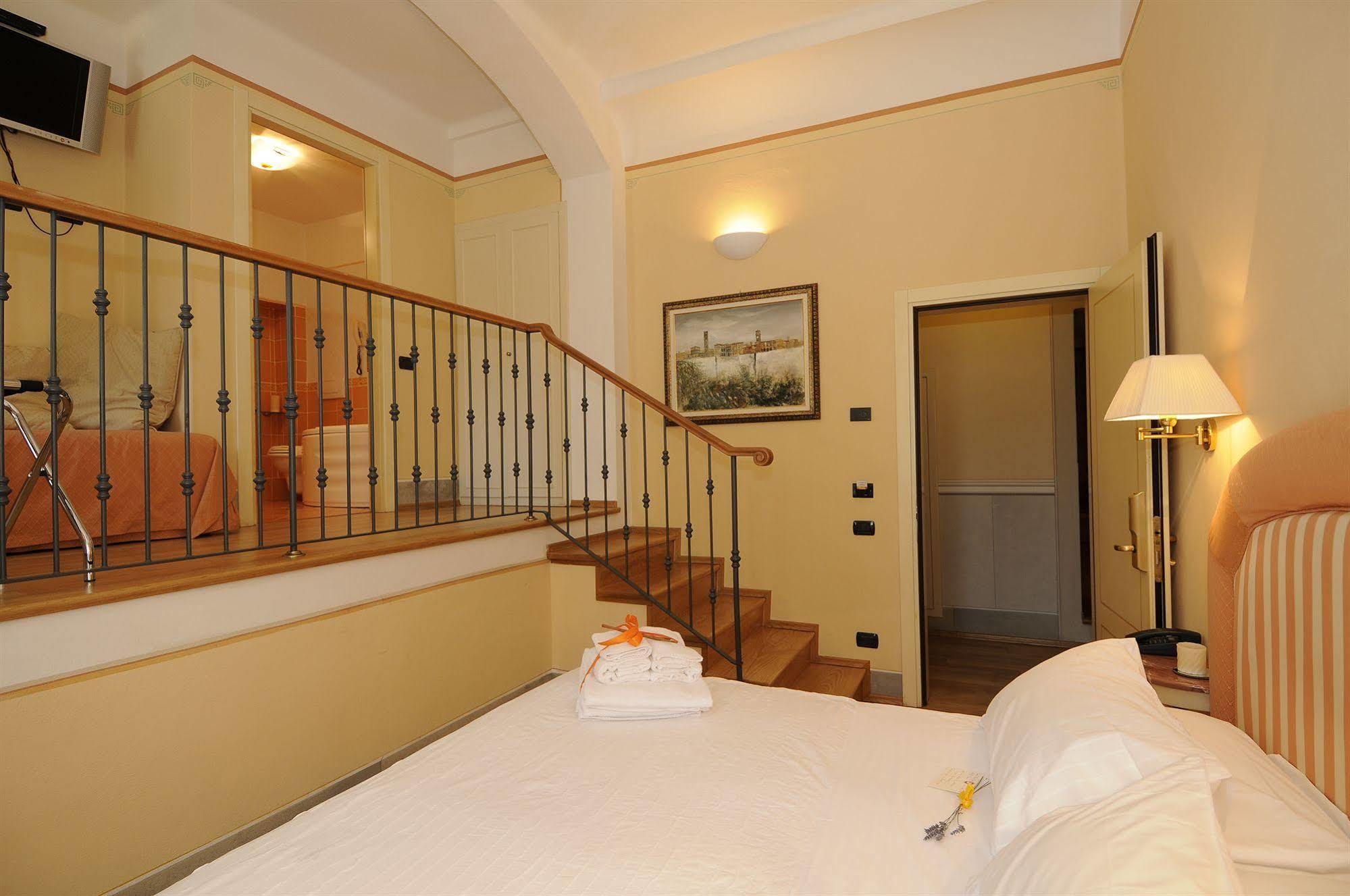 A Palazzo Busdraghi Residenza D'Epoca Bed & Breakfast ลุคคา ภายนอก รูปภาพ